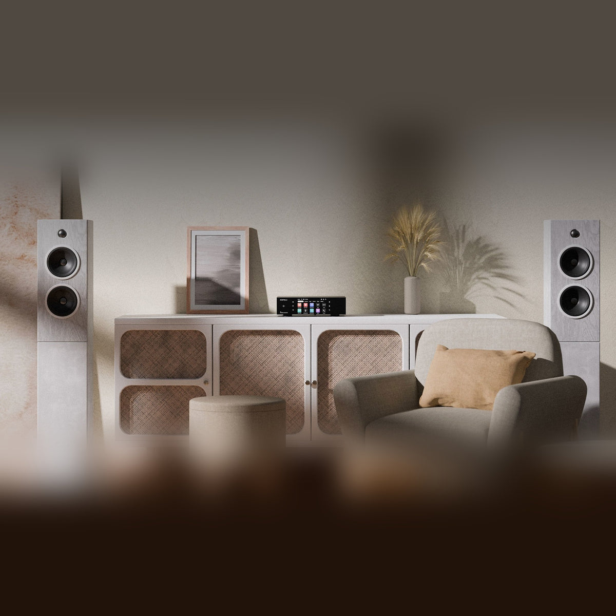 Eversolo T8 Streaming-Transport Lifestyle im Wohnraum mit Lautsprechern