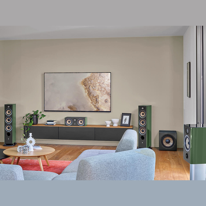 Focal Aria EVO X N°1 Regallautsprecher Moosgrün Hochglanz Lifestyle im Heimkino mit Standlautsprechern und Subwoofer