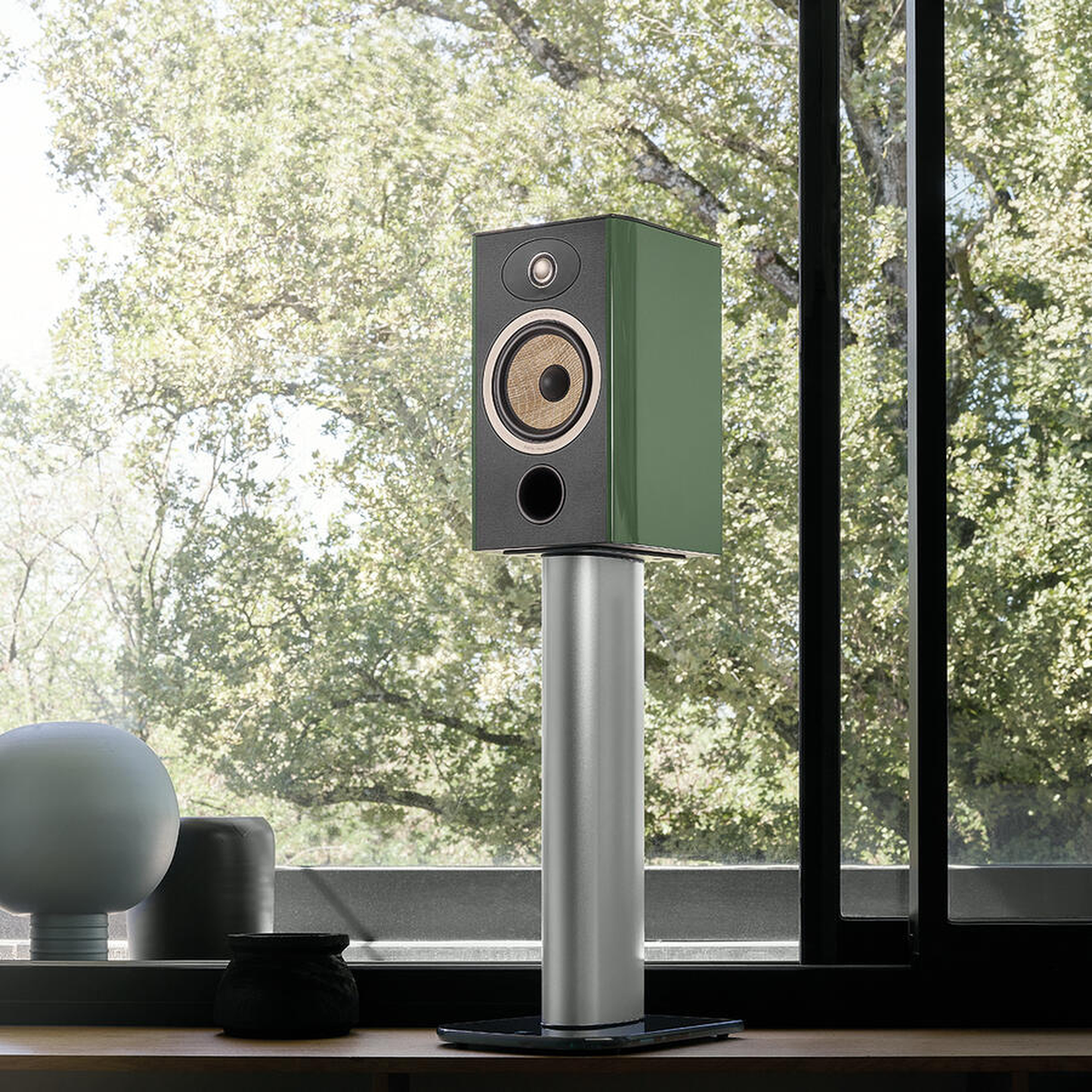 Focal Aria EVO X N°1 Regallautsprecher Moosgrün Hochglanz Lifestyle auf Lautsprecherständer am Fenster