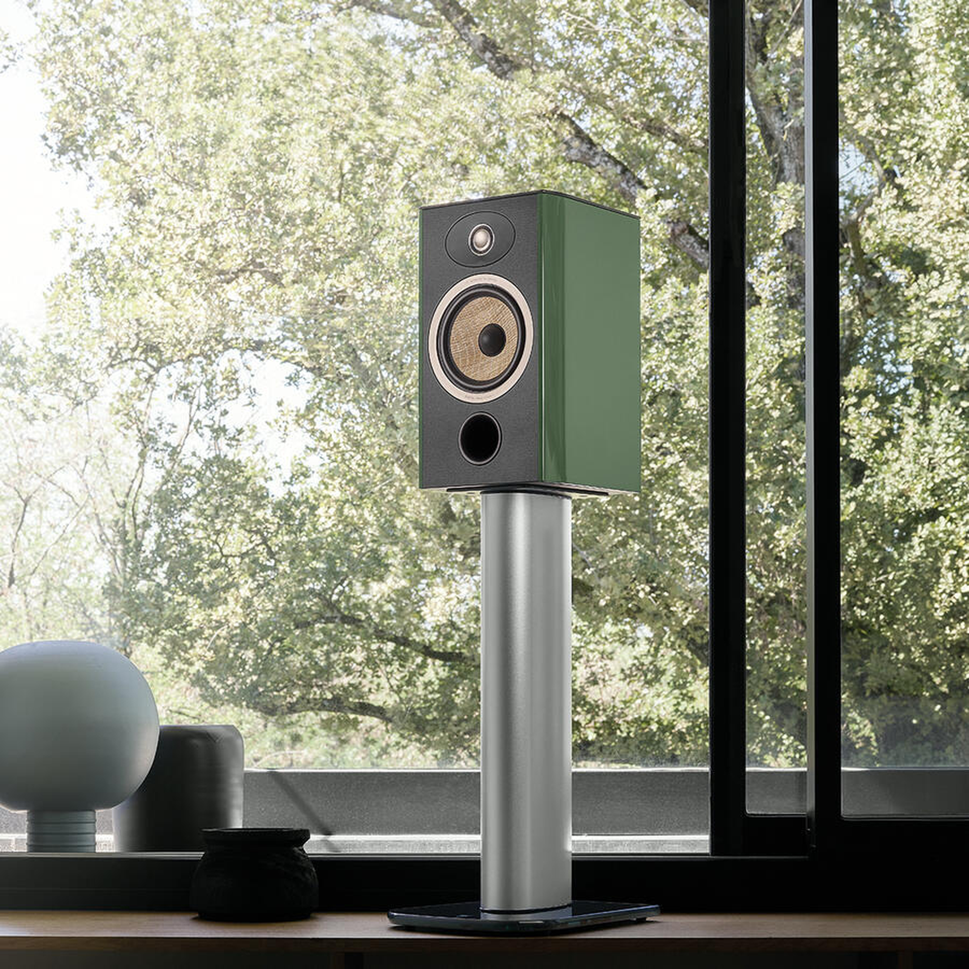 Focal Aria EVO X N°1 Regallautsprecher Moosgrün Hochglanz Lifestyle auf Lautsprecherständer am Fenster