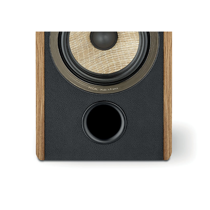 Focal Aria EVO X N°1 Regallautsprecher Nussbaum Detailansicht Tieftöner und Bassreflexöffnung