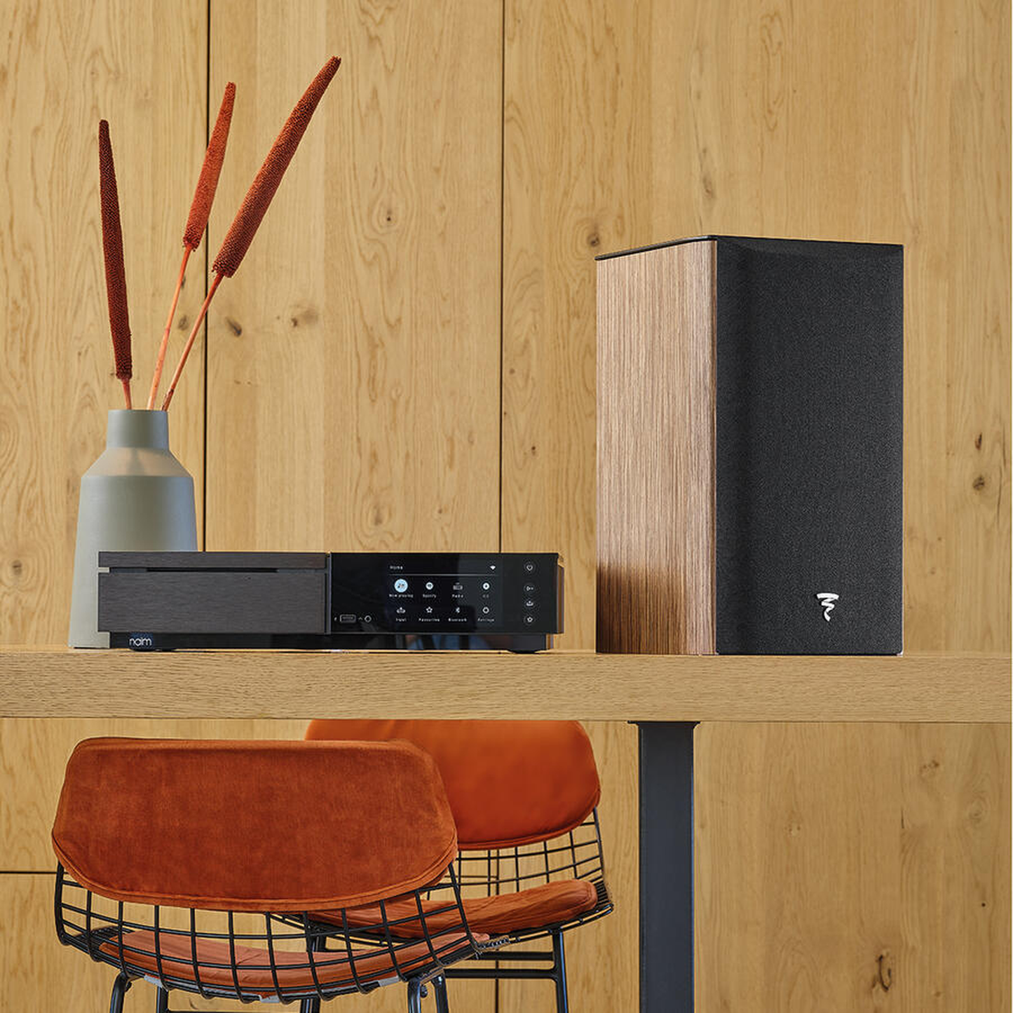 Focal Aria EVO X N°1 Regallautsprecher Nussbaum Lifestyle im Regal mit Abdeckung