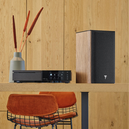 Focal Aria EVO X N°1 Regallautsprecher Nussbaum Lifestyle im Regal mit Abdeckung