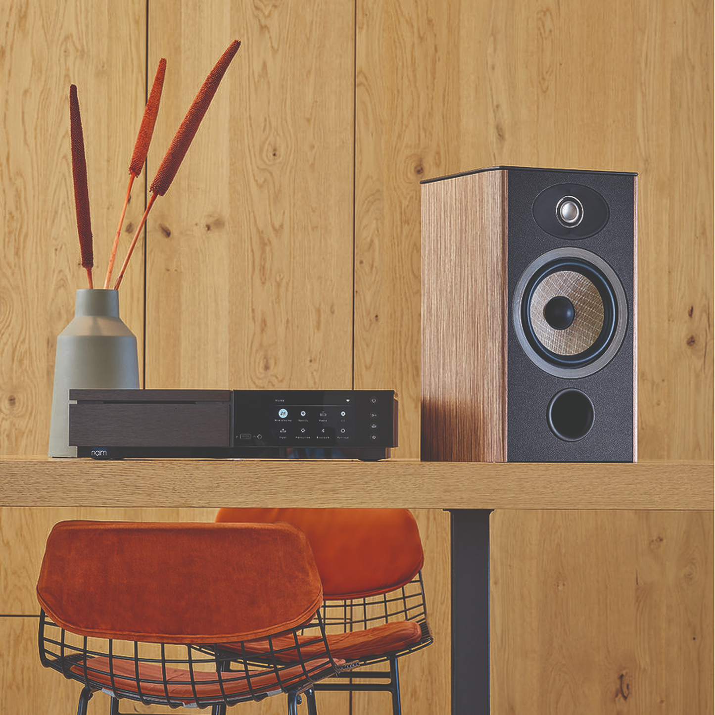 Focal Aria EVO X N°1 Regallautsprecher Nussbaum Lifestyle im Regal ohne Abdeckung