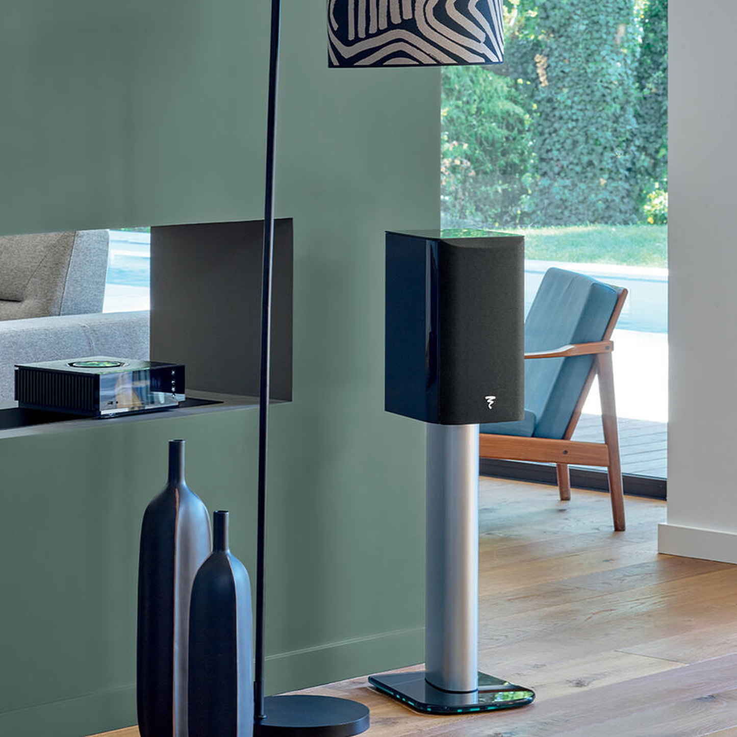 Focal Aria EVO X N°1 Regallautsprecher Schwarz Hochglanz Lifestyle mit Abdeckung auf Lautsprecherständer im Wohnraum