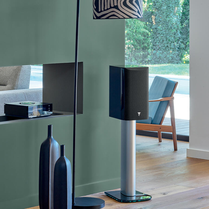Focal Aria EVO X N°1 Regallautsprecher Schwarz Hochglanz Lifestyle mit Abdeckung auf Lautsprecherständer im Wohnraum