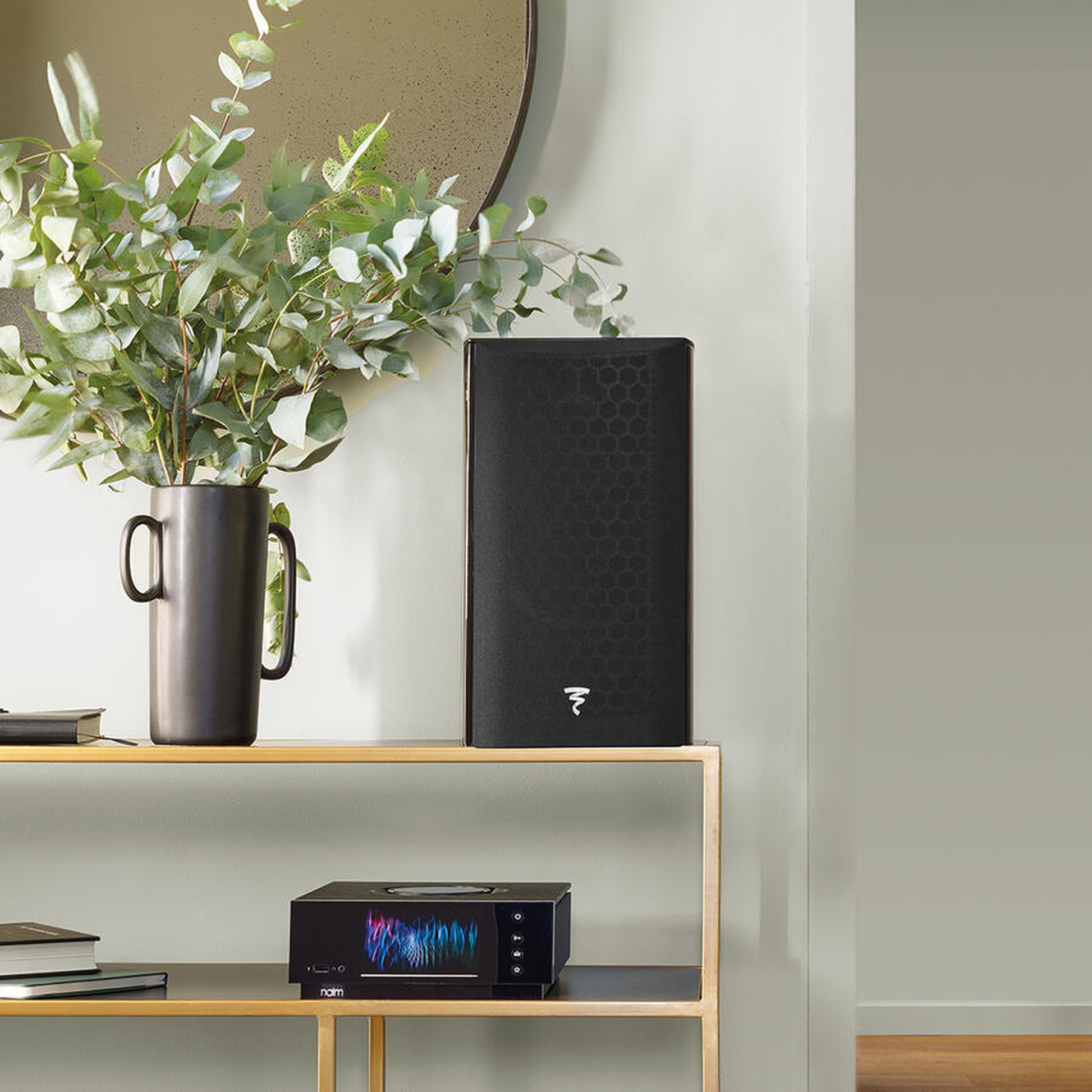 Focal Aria EVO X N°1 Regallautsprecher Schwarz Hochglanz Lifestyle auf Sideboard mit Abdeckung