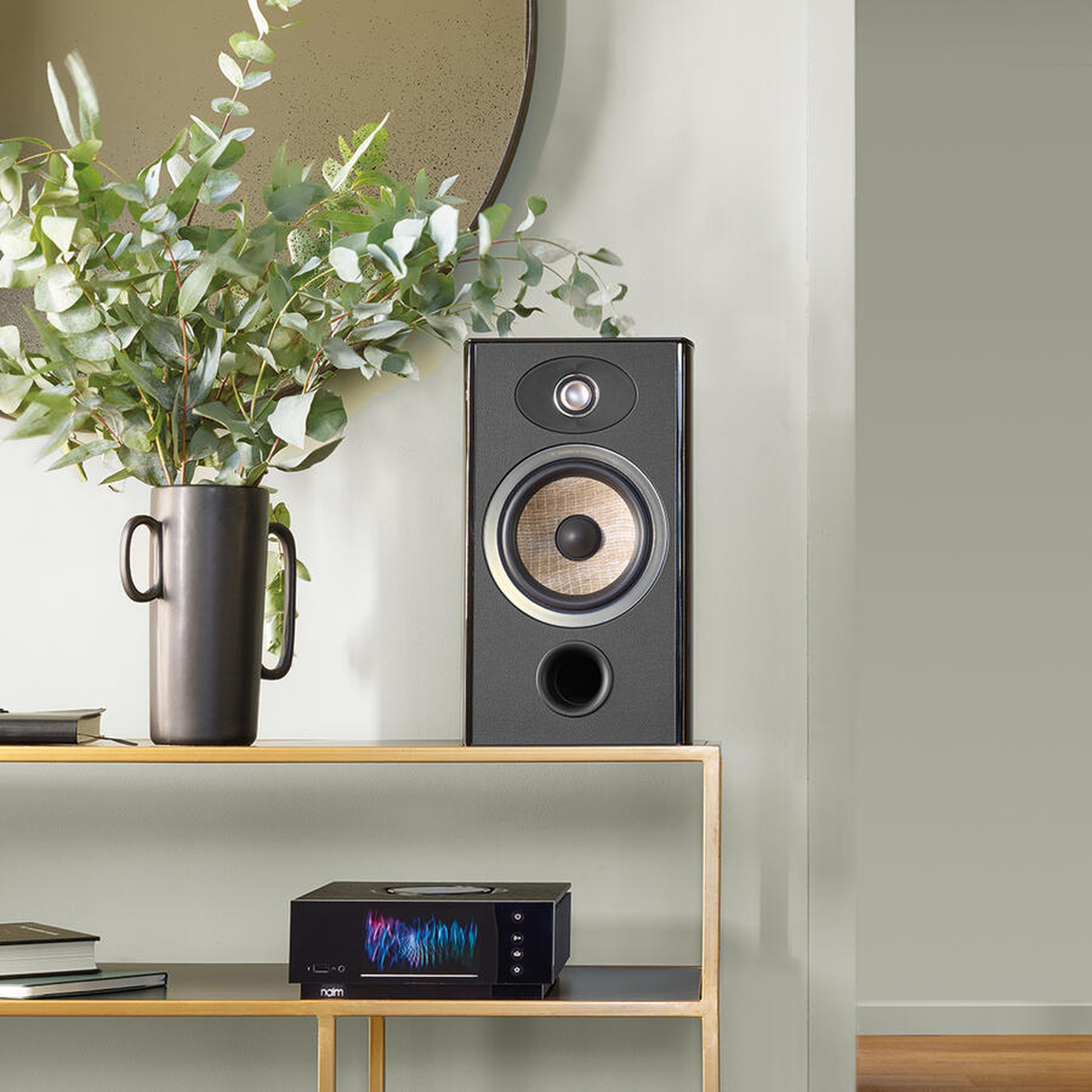 Focal Aria EVO X N°1 Regallautsprecher Schwarz Hochglanz Lifestyle auf Sideboard ohne Abdeckung