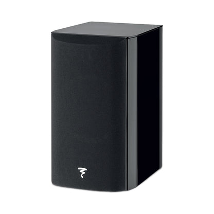 Focal Aria EVO X N°1 Regallautsprecher Schwarz Hochglanz Schrägansicht mit aufgesetzter Abdeckung