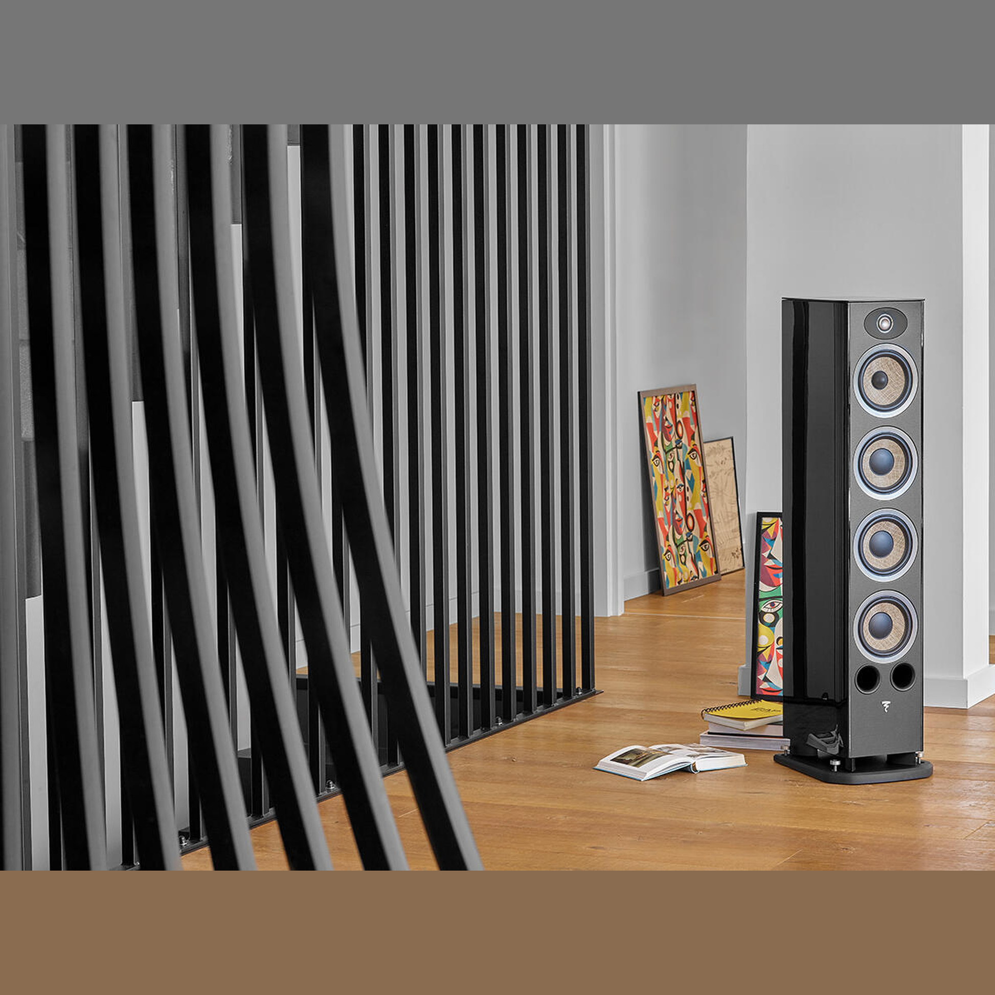Focal Aria EVO X N°3 Standlautsprecher Schwarz Hochglanz Lifestyle vor Lamellenwand