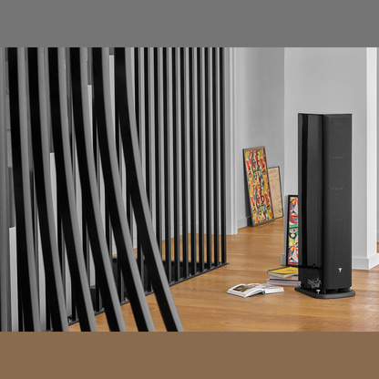 Focal Aria EVO X N°3 Standlautsprecher Schwarz Hochglanz Lifestyle im Wohnraum mit Abdeckung