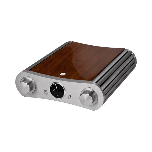 Gato Audio AMP-150 AE Vollverstärker Nussbaum Hochglanz Schrägansicht mit Aluminium-Front und Drehreglern