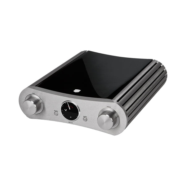 Gato Audio AMP-150 AE Vollverstärker Schwarz Hochglanz Schrägansicht mit Aluminium-Front und Drehreglern