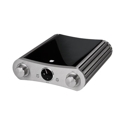 Gato Audio AMP-150 AE Vollverstärker Schwarz Hochglanz Schrägansicht mit Aluminium-Front und Drehreglern