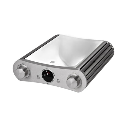 Gato Audio AMP-150 AE Vollverstärker Weiss Hochglanz Schrägansicht mit Aluminium-Front und Drehreglern