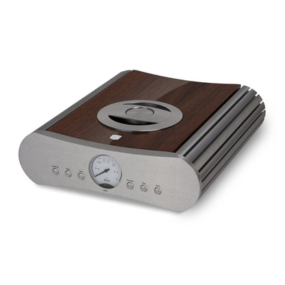 Gato Audio CDD-1 AE CD-Player & DAC Nussbaum Hochglanz Schrägansicht mit Slot-Laufwerk und analogem Display