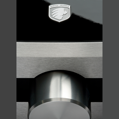 Gato Audio DIA-250S NPM Streaming-Verstärker Weiss Hochglanz Detailansicht mit Markenemblem und Lautstärkeregler