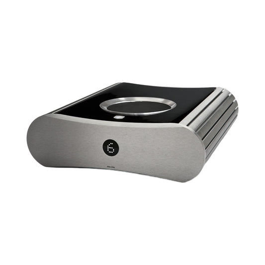 Gato Audio DPA-2506 Mehrkanal-Endverstärker Schwarz Hochglanz Schrägansicht mit Hochglanzdeckel und Aluminiumfront