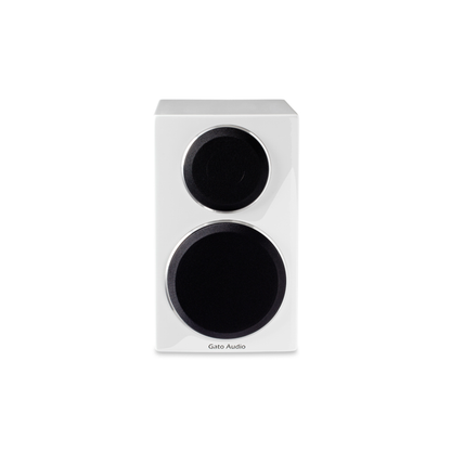Gato Audio FM-8 Regallautsprecher Weiss Hochglanz mit magnetischer Stoffabdeckung Frontansicht