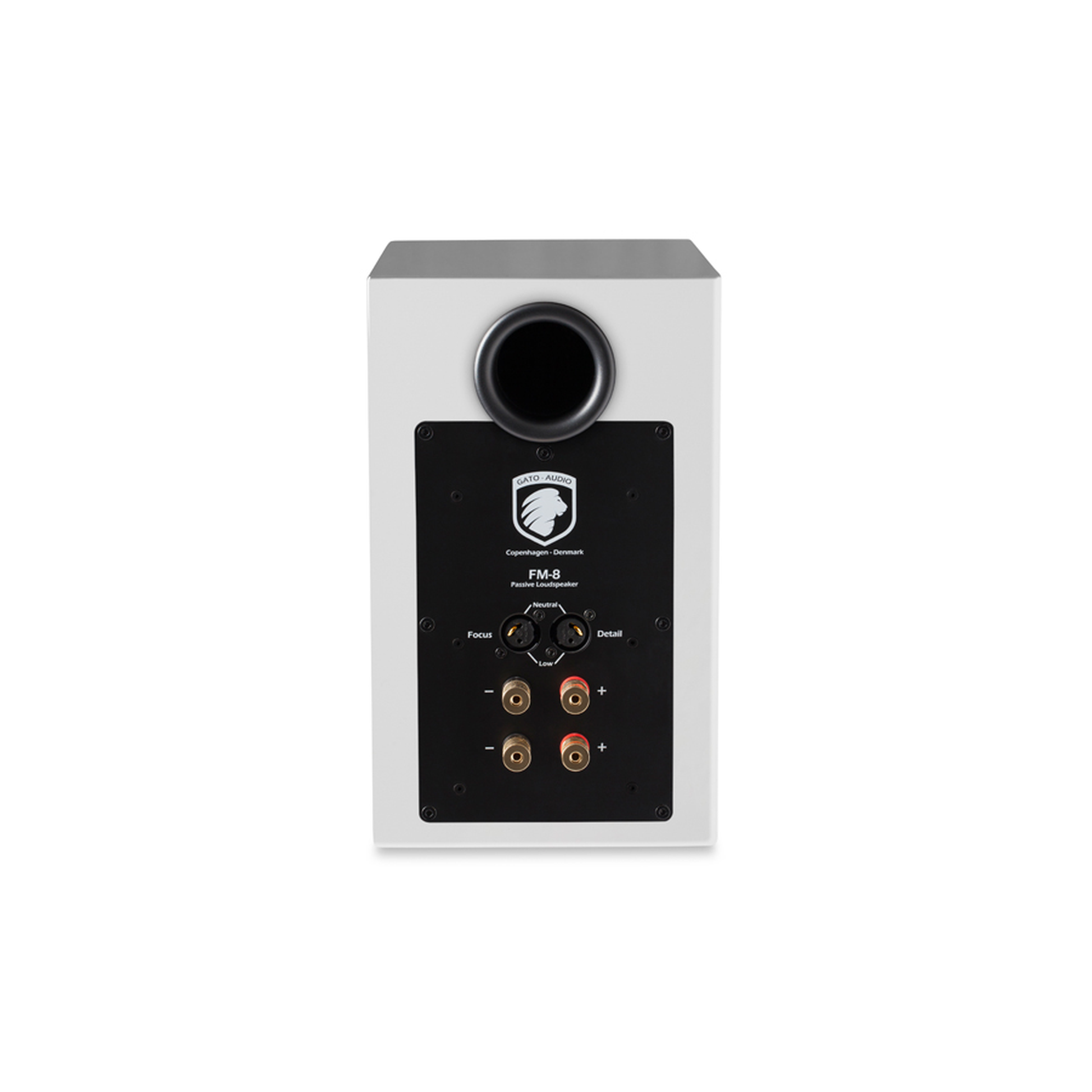 Gato Audio FM-8 Regallautsprecher Weiss Hochglanz Bassreflexöffnung und Bi-Wire-Terminals Rückansicht