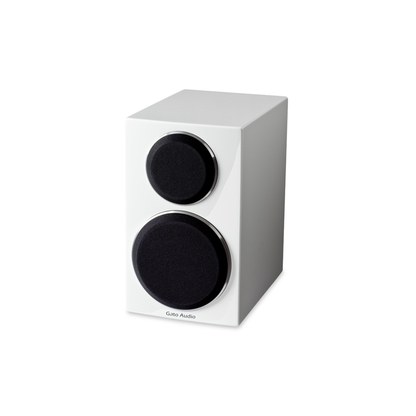 Gato Audio FM-8 Regallautsprecher Weiss Hochglanz mit magnetischer Stoffabdeckung Schrägansicht