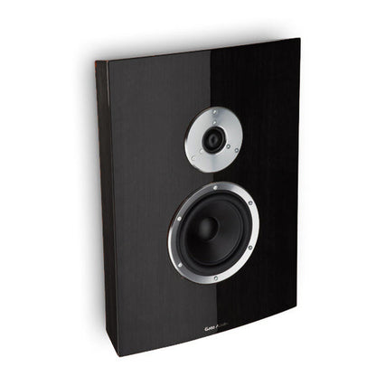 Gato Audio FM-9 On-Wall-Lautsprecher Schwarz Hochglanz Schrägansicht mit Hochtöner und Tiefmitteltöner