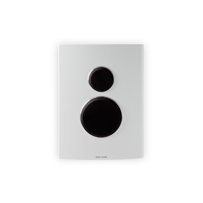 Gato Audio FM-9 On-Wall-Lautsprecher Weiss Hochglanz Frontansicht mit montierten Lautsprecherabdeckungen