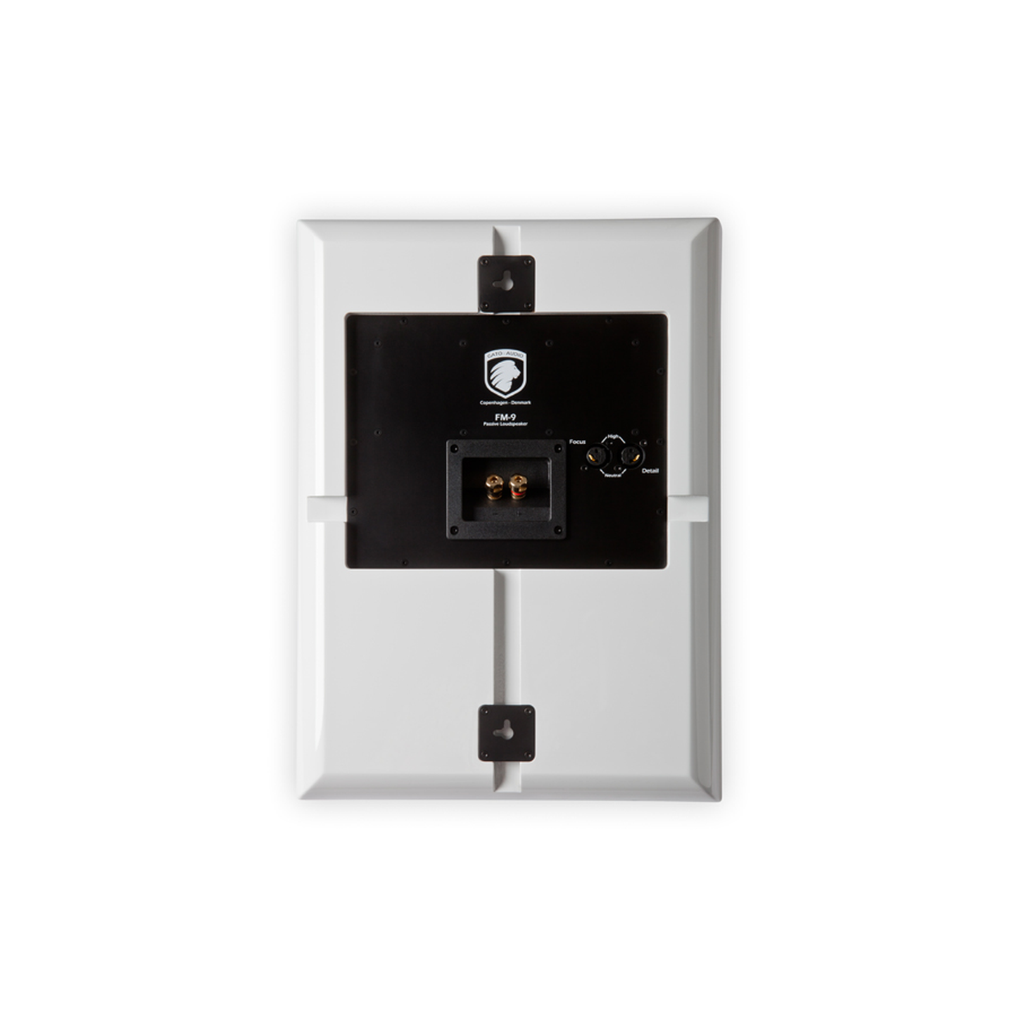 Gato Audio FM-9 On-Wall-Lautsprecher Weiss Hochglanz Rückansicht mit Wandhalterung und Anschlussklemmen