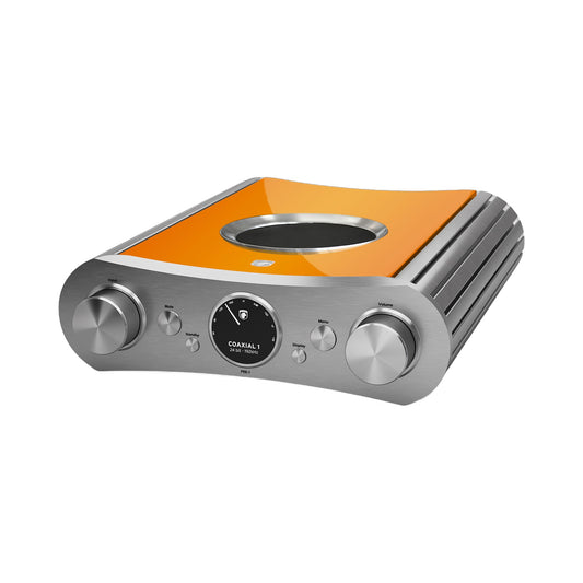 Gato Audio PRE-1 Vorverstärker Wunschfarbe Hochglanz Schrägansicht, Beispiel Orange, Aluminiumfront