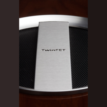 Gato Audio PWR-222 Mono-Endverstärker Schwarz Hochglanz Detailansicht Lüftungsgitter mit TwinFET-Plakette