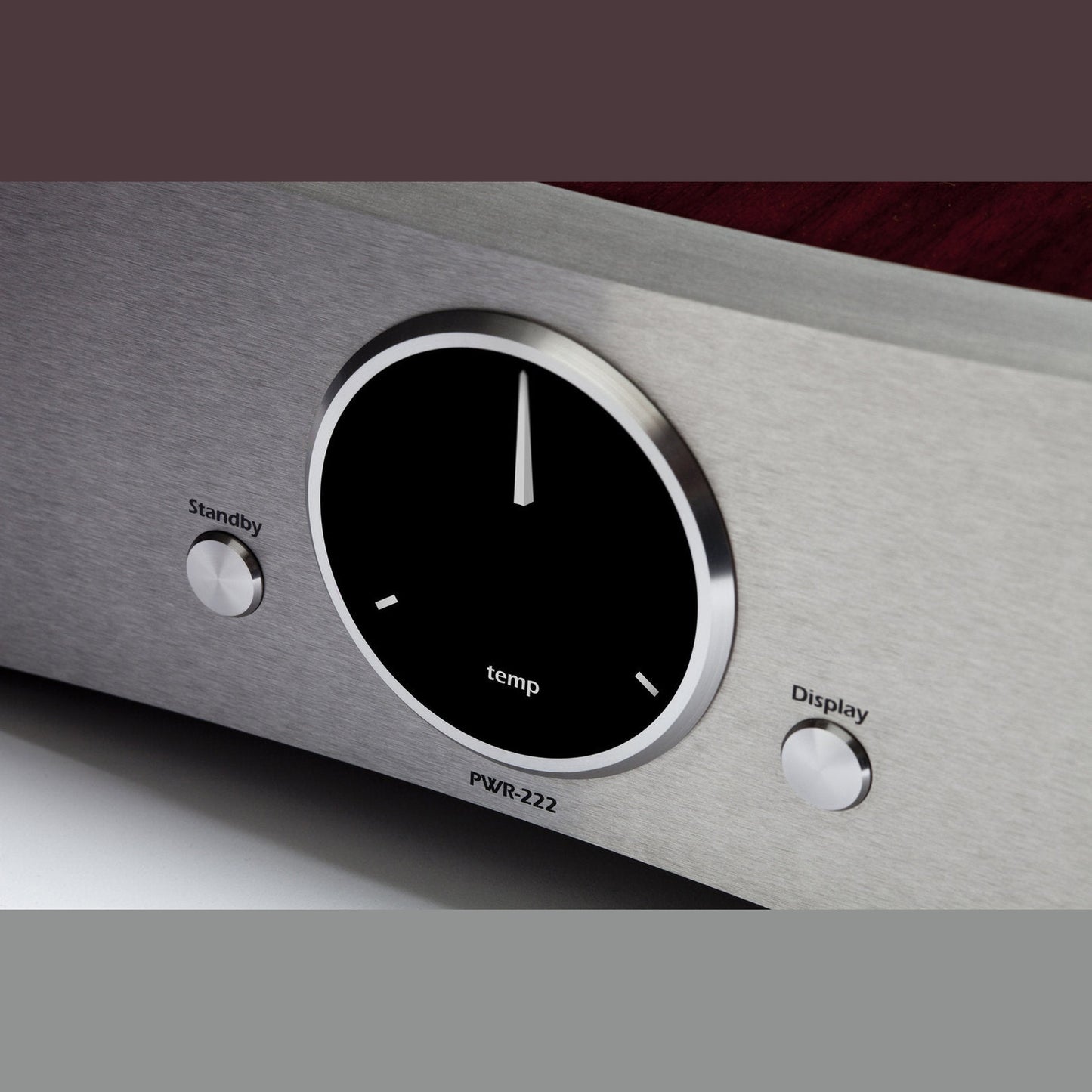 Gato Audio PWR-222 Mono-Endverstärker Schwarz Hochglanz Displayansicht mit Temperaturanzeige und Display-Taste