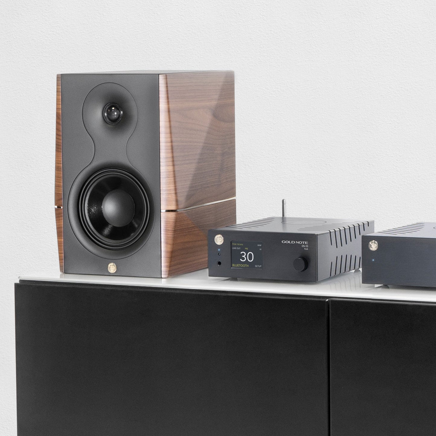 Gold Note A3 EVO II Regallautsprecher Nussbaum Hochglanz Lifestyle auf Sideboard neben Gold Note Elektronik