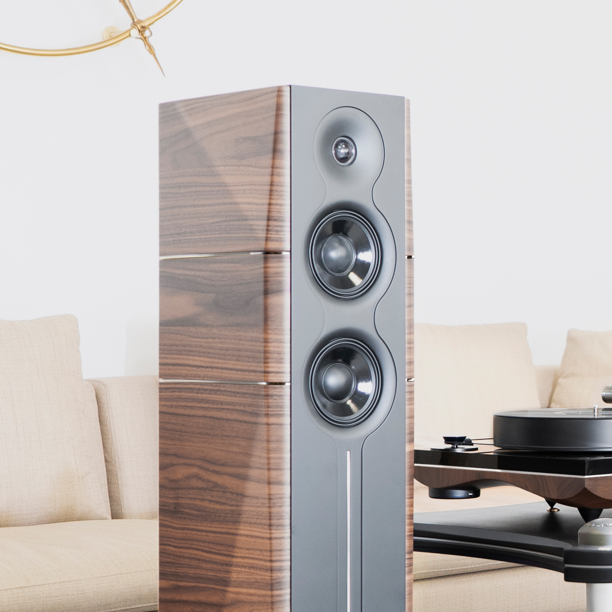 Gold Note A6 EVO II Standlautsprecher Nussbaum Hochglanz Lifestyle im Wohnraum neben Plattenspieler