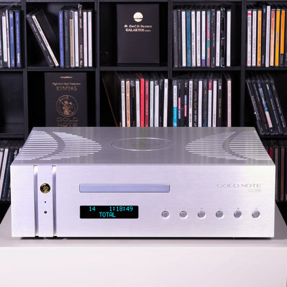 Gold Note CD-1000 MKII Deluxe CD-Player Lifestyle in Silber, im Regal vor CD-Sammlung