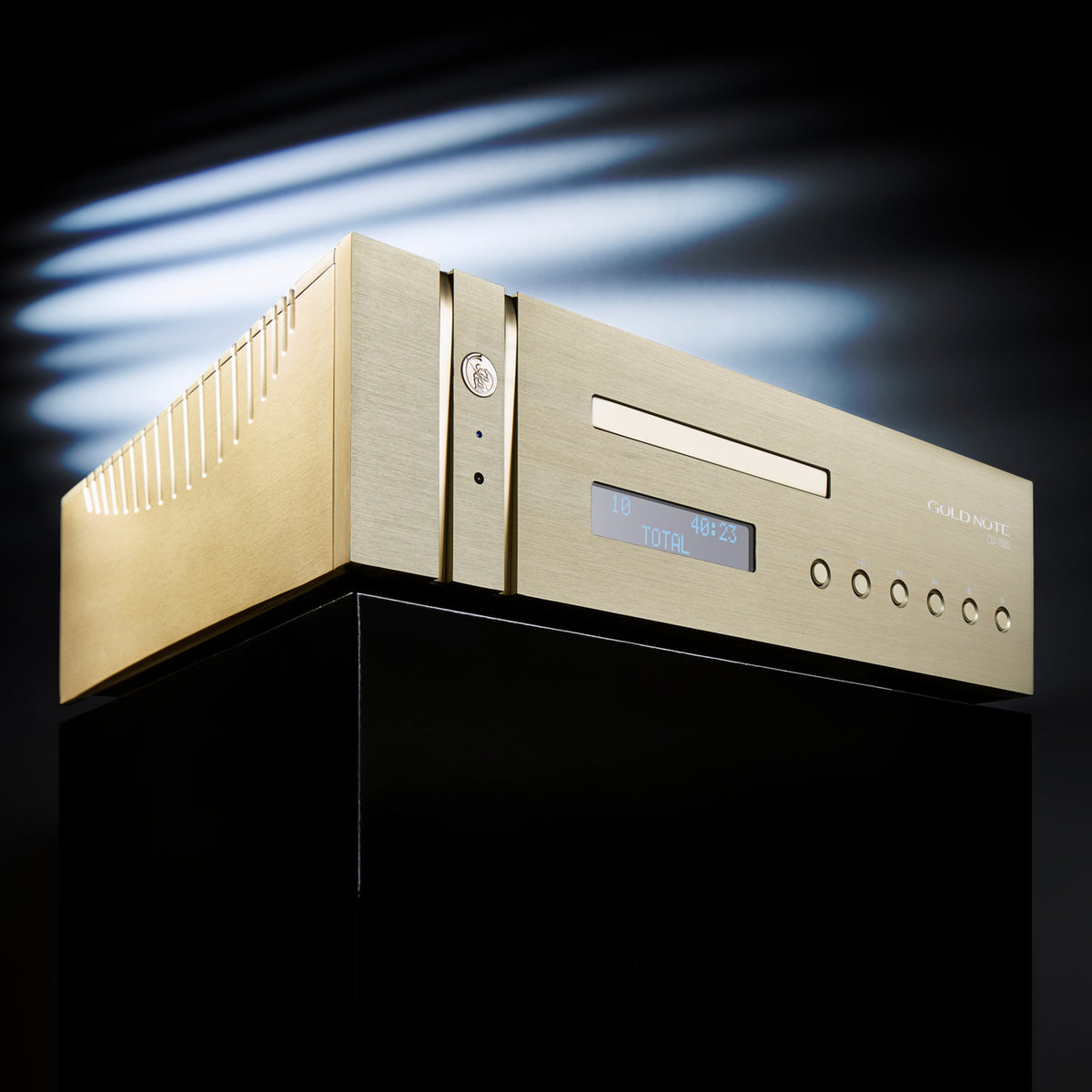Gold Note CD-1000 MKII Deluxe DSD CD-Player Schrägansicht in Gold, im Studio, Frontblende und Display