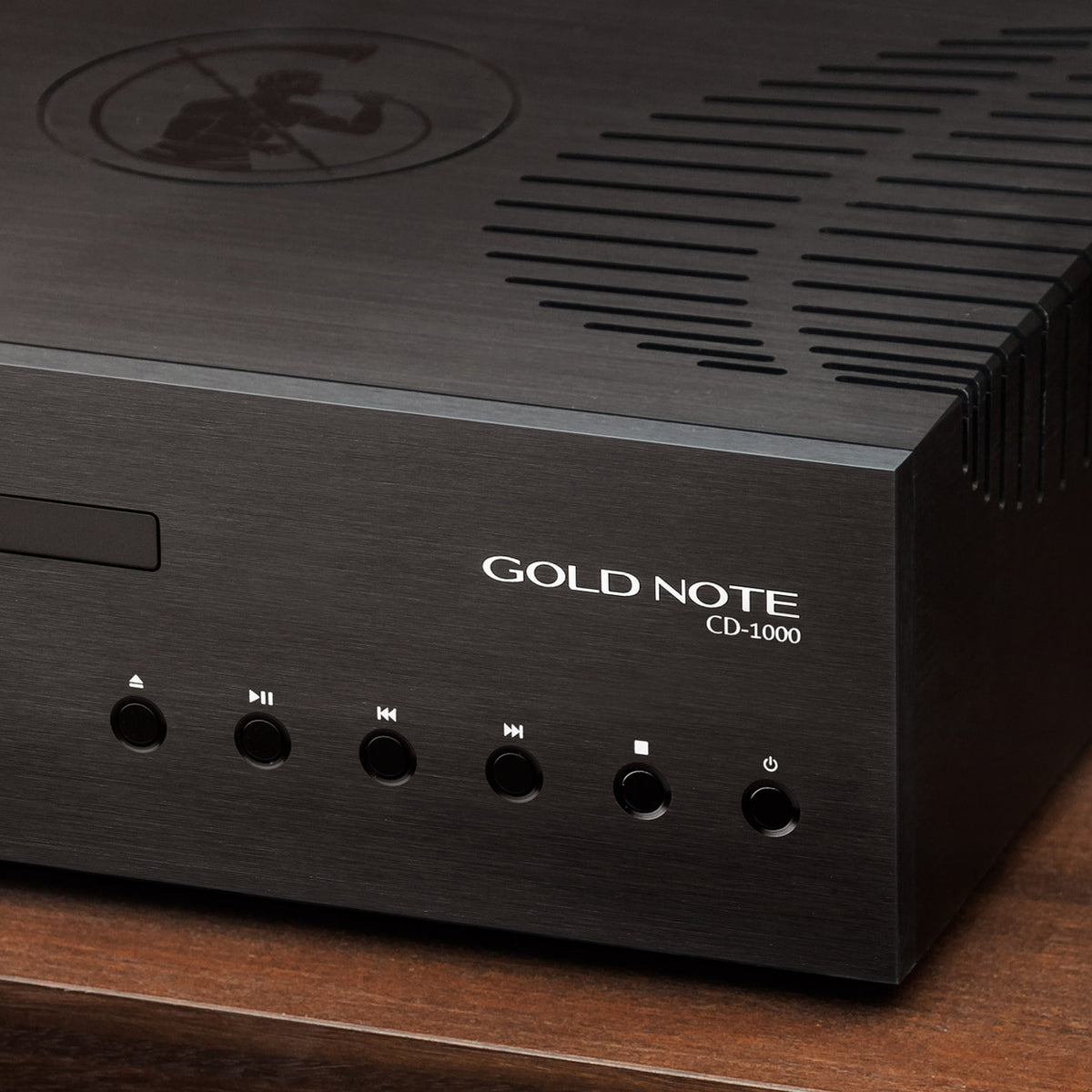 Gold Note CD-1000 MKII Deluxe DSD CD-Player Detailansicht in Schwarz, Bedientasten und Logo