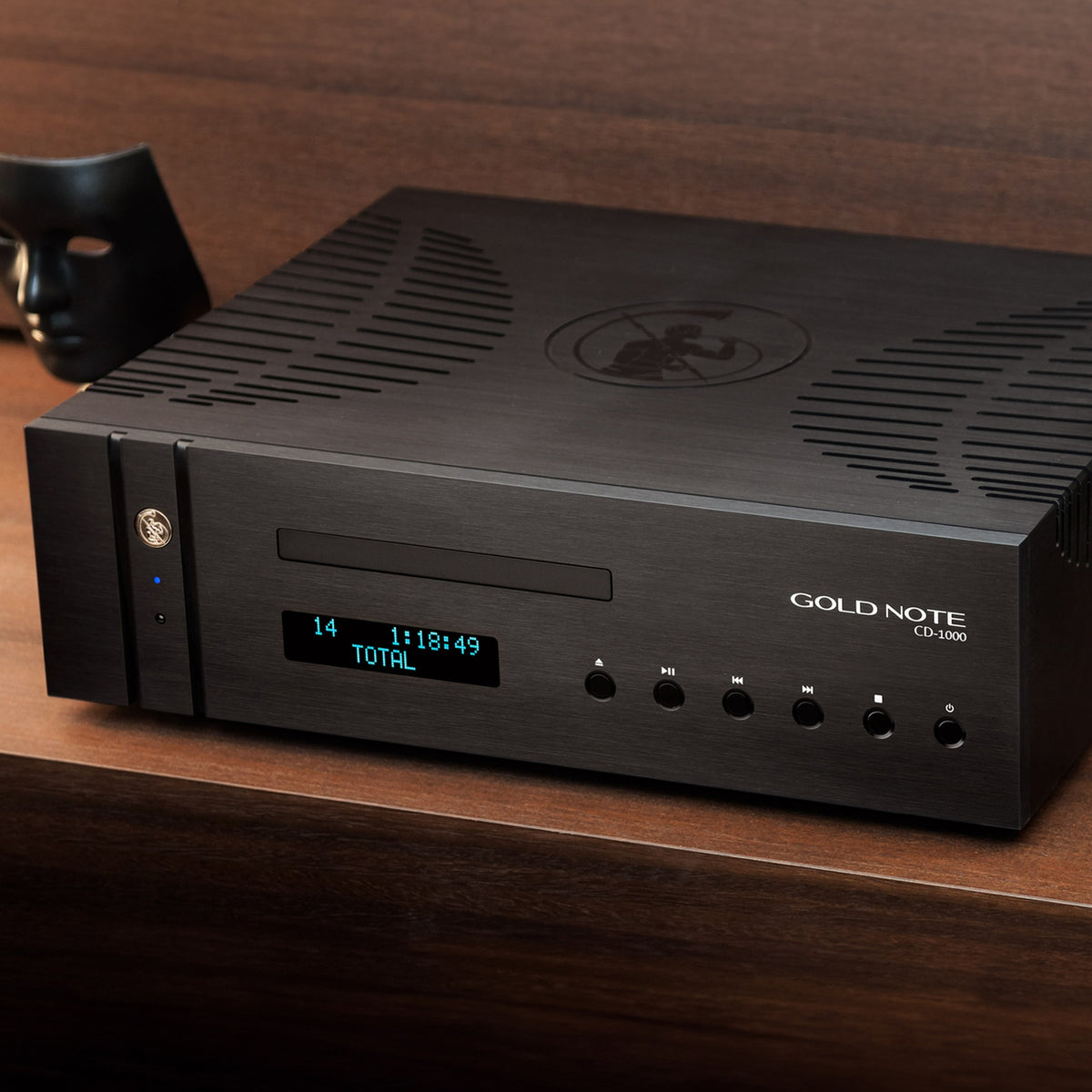 Gold Note CD-1000 MKII Deluxe DSD CD-Player Schrägansicht in Schwarz, mit Lüftungsschlitzen im Deckel