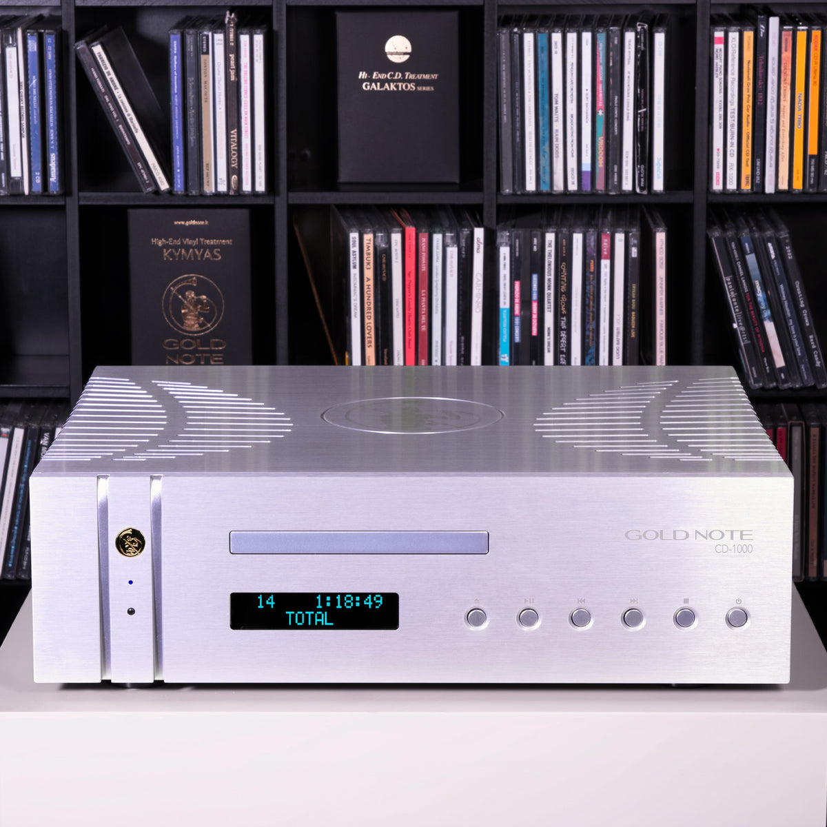 Gold Note CD-1000 MKII Deluxe DSD CD-Player Lifestyle in Silber, im Regal vor CD-Sammlung