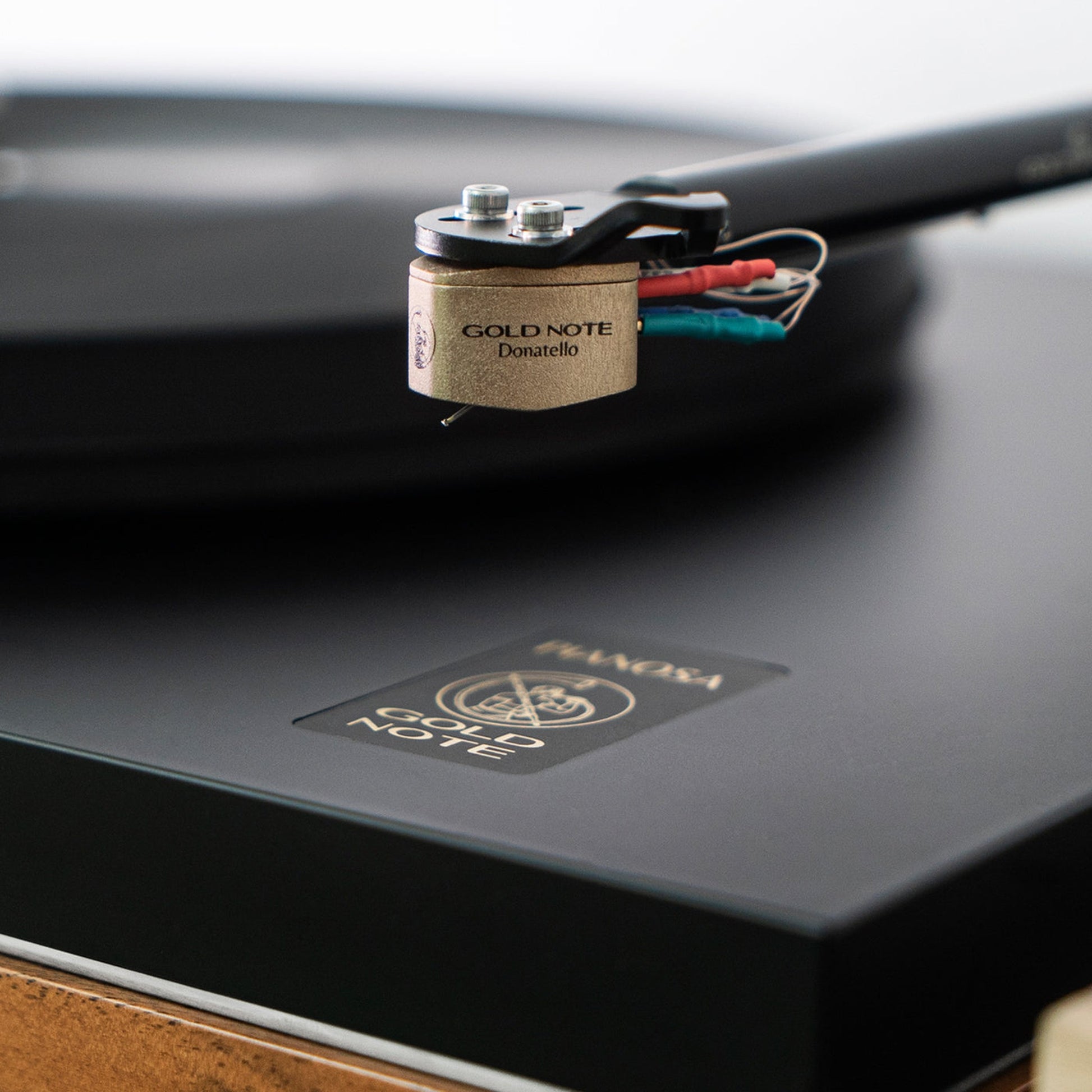 Gold Note Donatello Gold MC-Tonabnehmer Detailansicht, montiert am Tonarm mit Anschlusskabeln