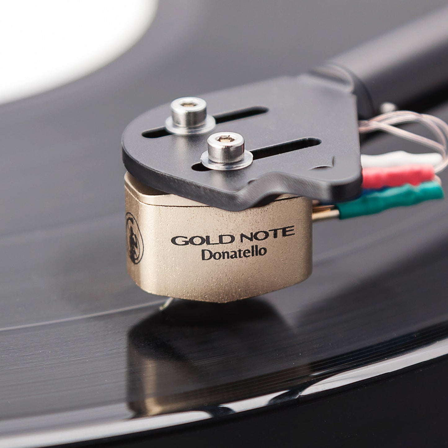 Gold Note Donatello Gold MC-Tonabnehmer Detailansicht, am Headshell über der Schallplatte