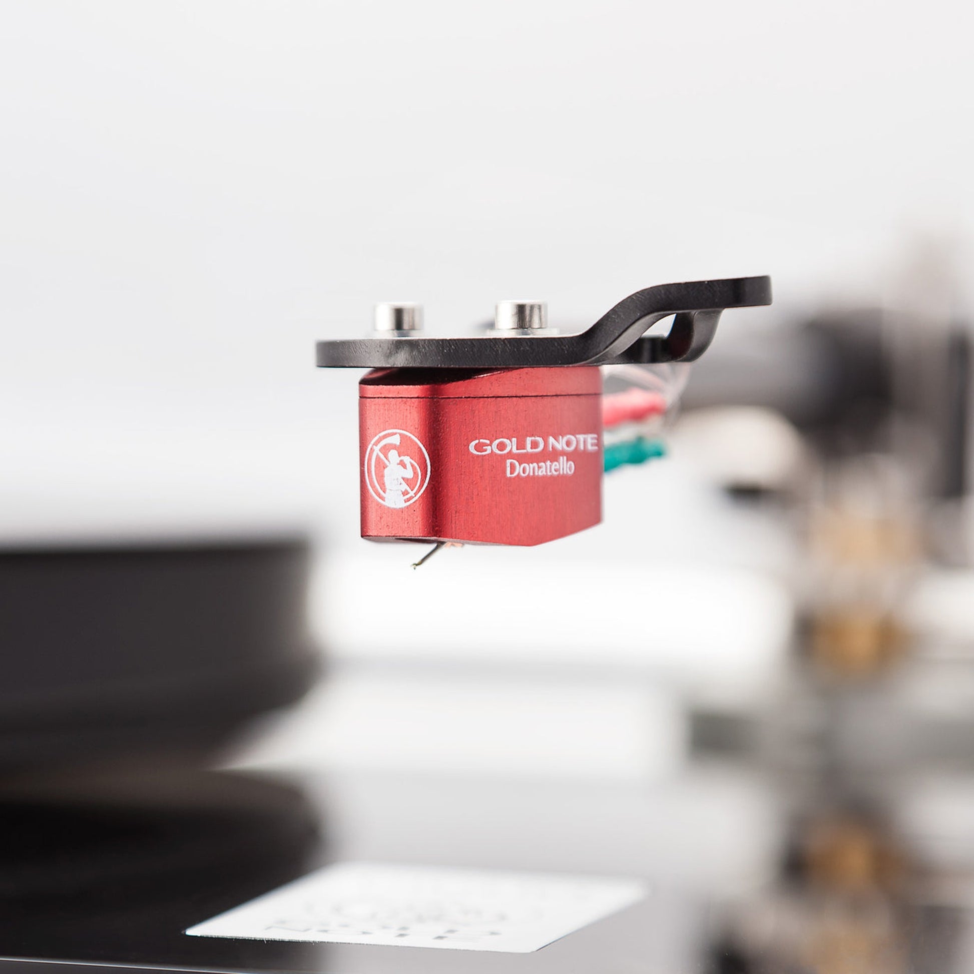Gold Note Donatello Red MC-Tonabnehmer Detailansicht, am Headshell montiert mit Nadelträger