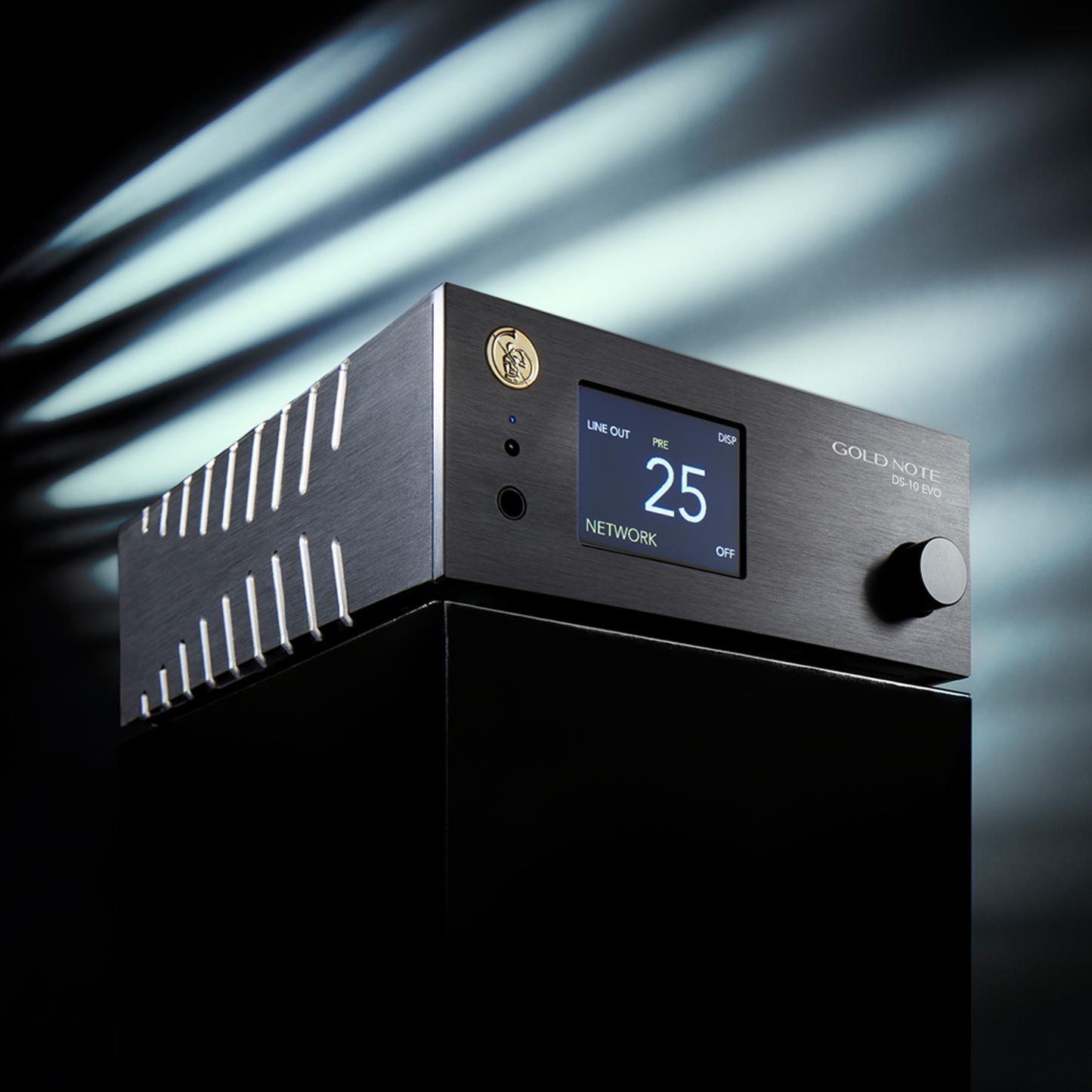 Gold Note DS-10 EVO Streaming-DAC Schrägansicht in Schwarz von oben, Display zeigt Netzwerkquelle und Pegel 25