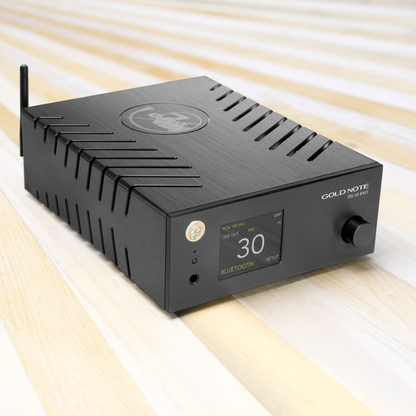 Gold Note DS-10 EVO Streaming-DAC Schrägansicht in Schwarz auf Holz, Display zeigt Bluetooth und PCM 192 kHz