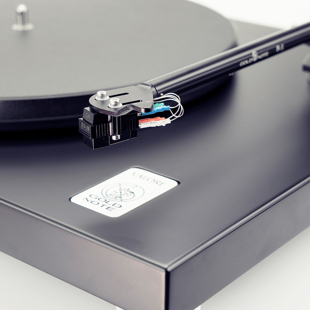 Gold Note ES-78 MM-Tonabnehmer Detailansicht, am Headshell eines Tonarms montiert