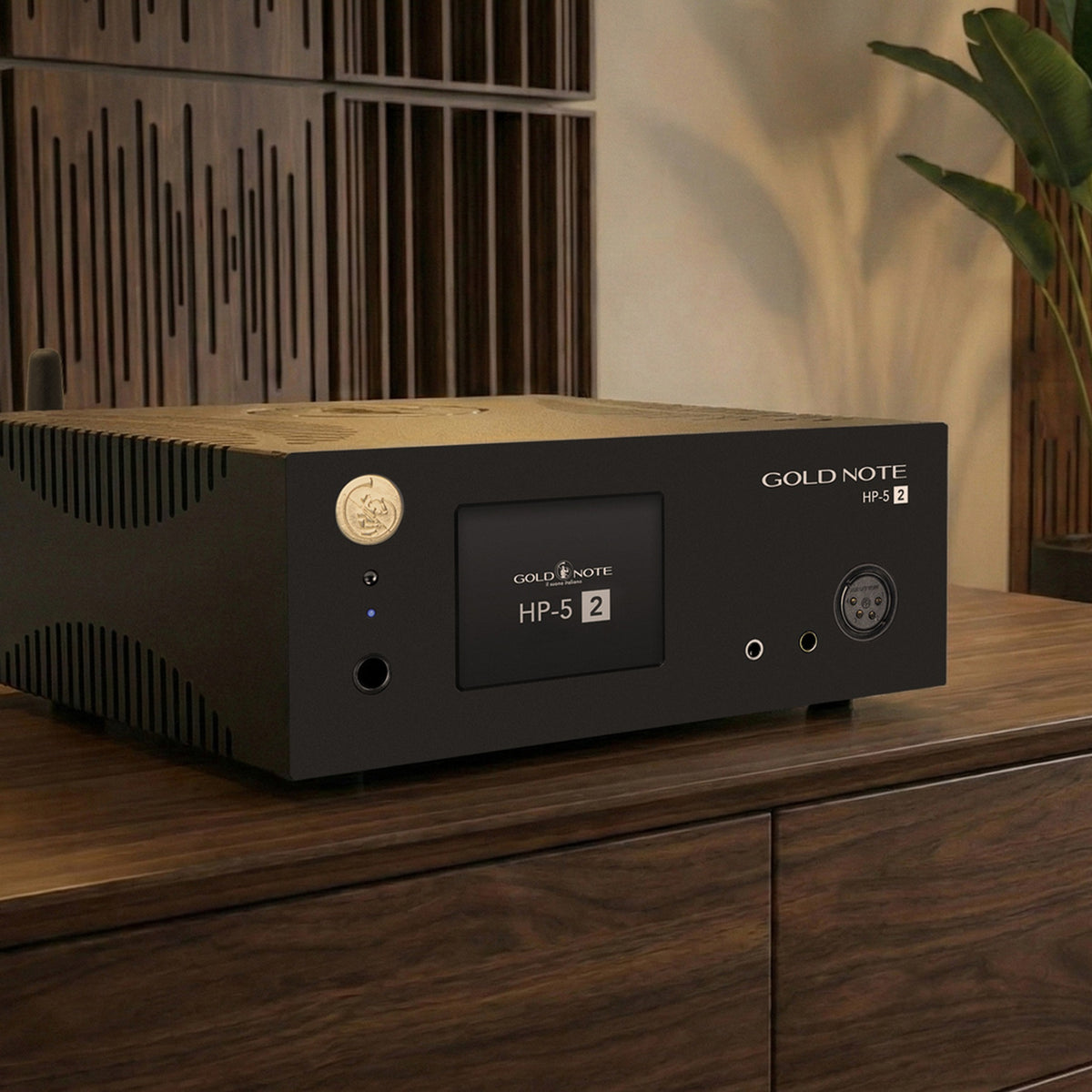 Gold Note HP-5.2 Kopfhörerverstärker Schwarz Lifestyle auf Holzmöbel
