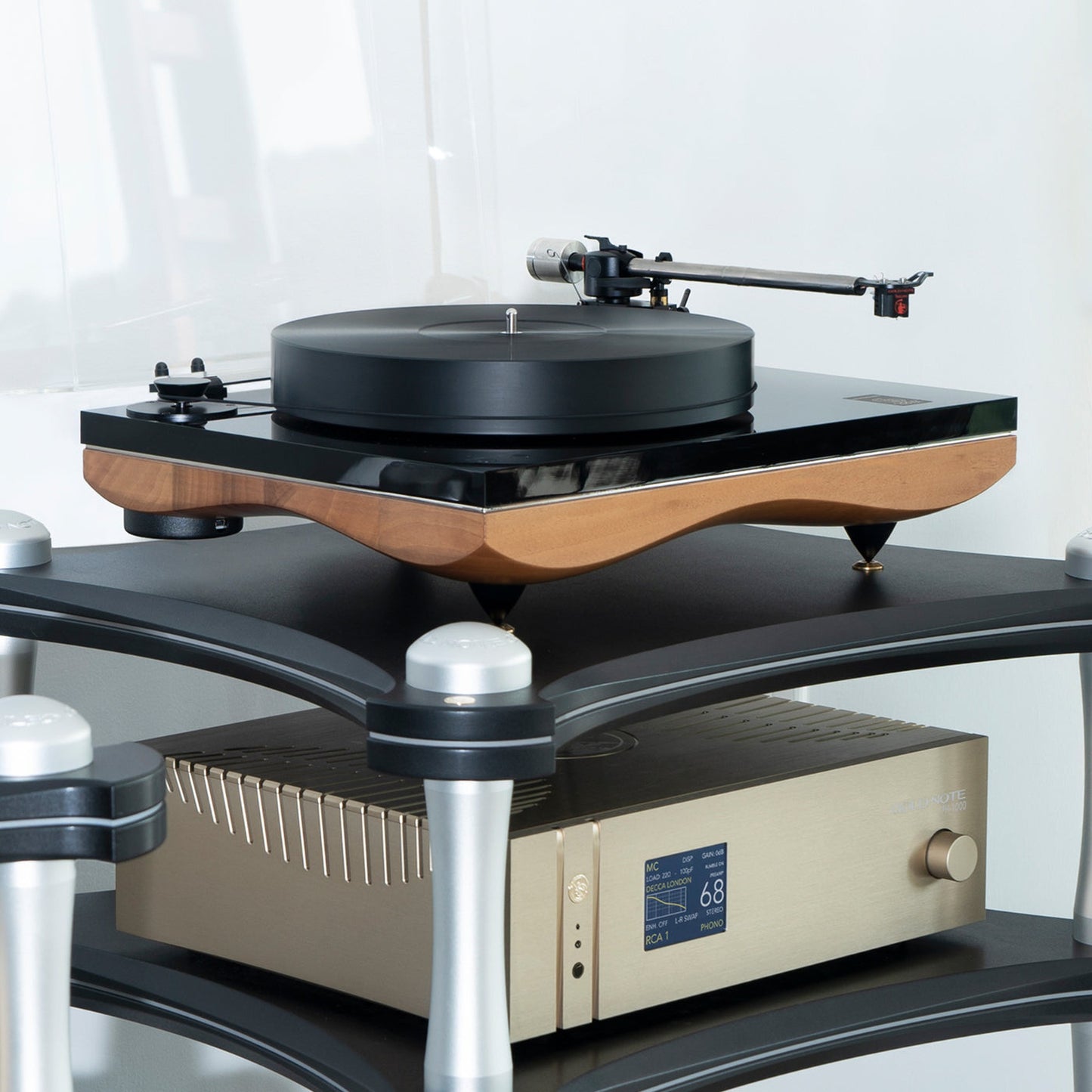 Gold Note IS-1000 MKII Deluxe Vollverstärker Gold Lifestyle im HiFi-Rack unter einem Plattenspieler
