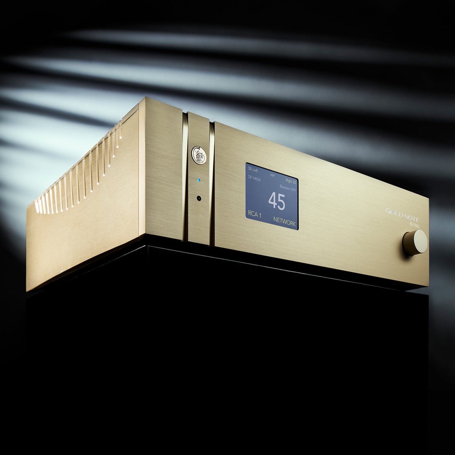 Gold Note IS-1000 MKII Deluxe Vollverstärker Gold Schrägansicht mit beleuchtetem Display