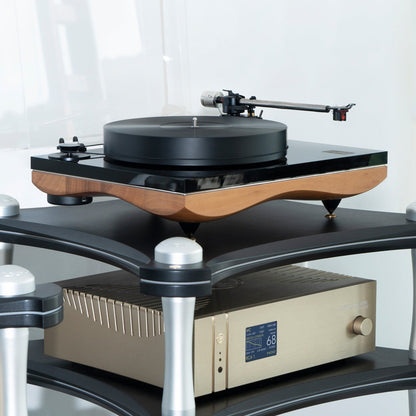 Gold Note IS-1000 MKII Line Vollverstärker Gold Lifestyle im HiFi-Rack unter einem Plattenspieler