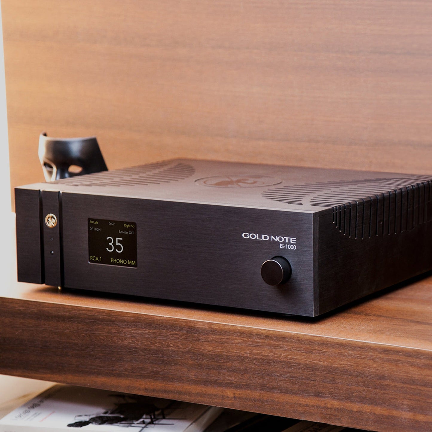 Gold Note IS-1000 MKII Line Vollverstärker Schwarz Lifestyle auf Sideboard im Wohnraum