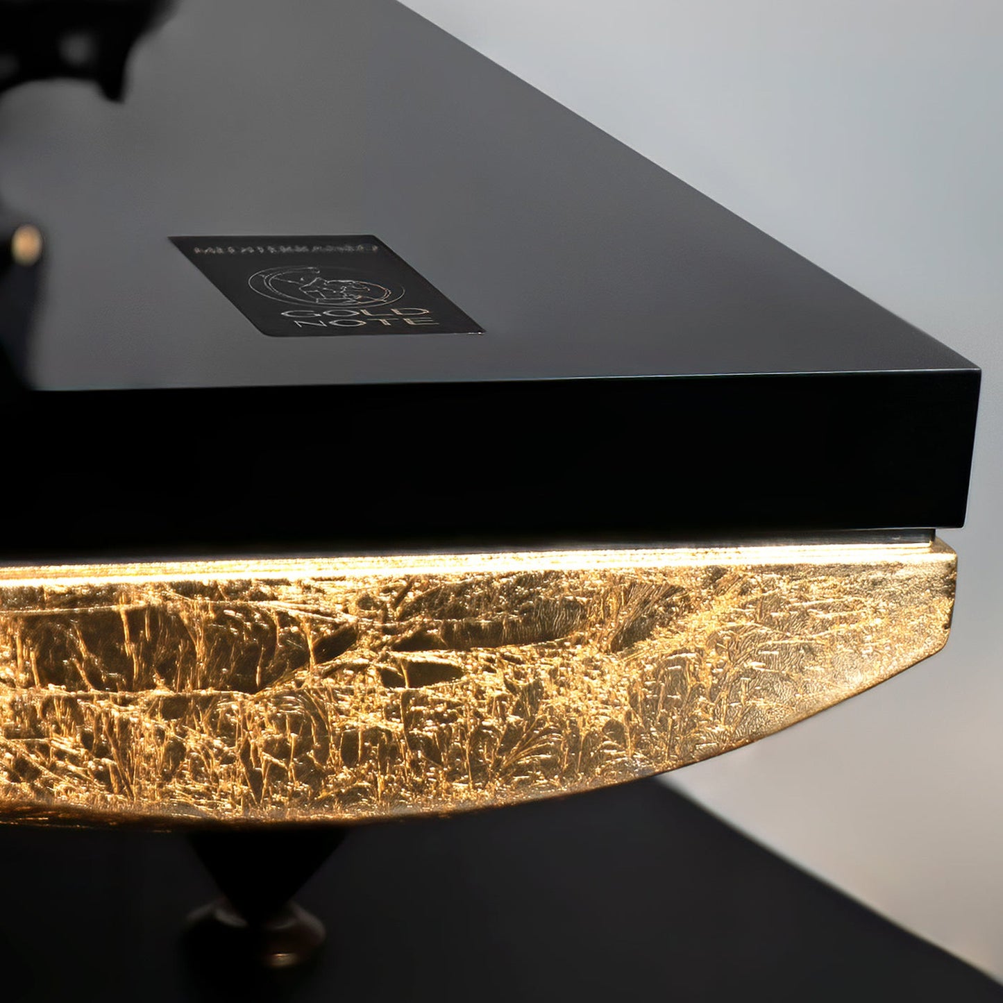 Gold Note Mediterraneo Plattenspieler Gold Leaf Detailansicht Blattgold-Zarge mit Mediterraneo-Signet